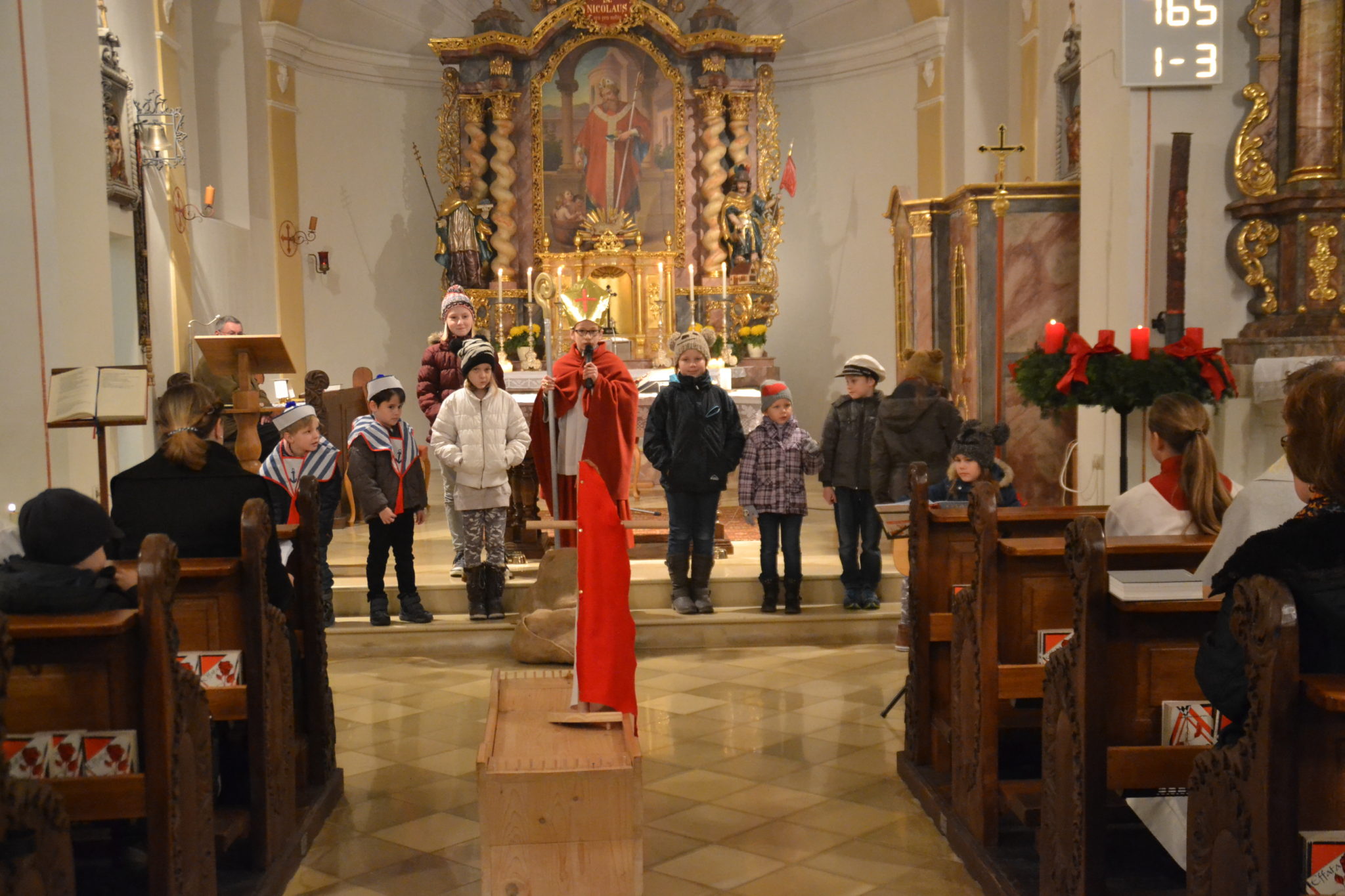 Die Kinder führten ein Nikolausspiel auf