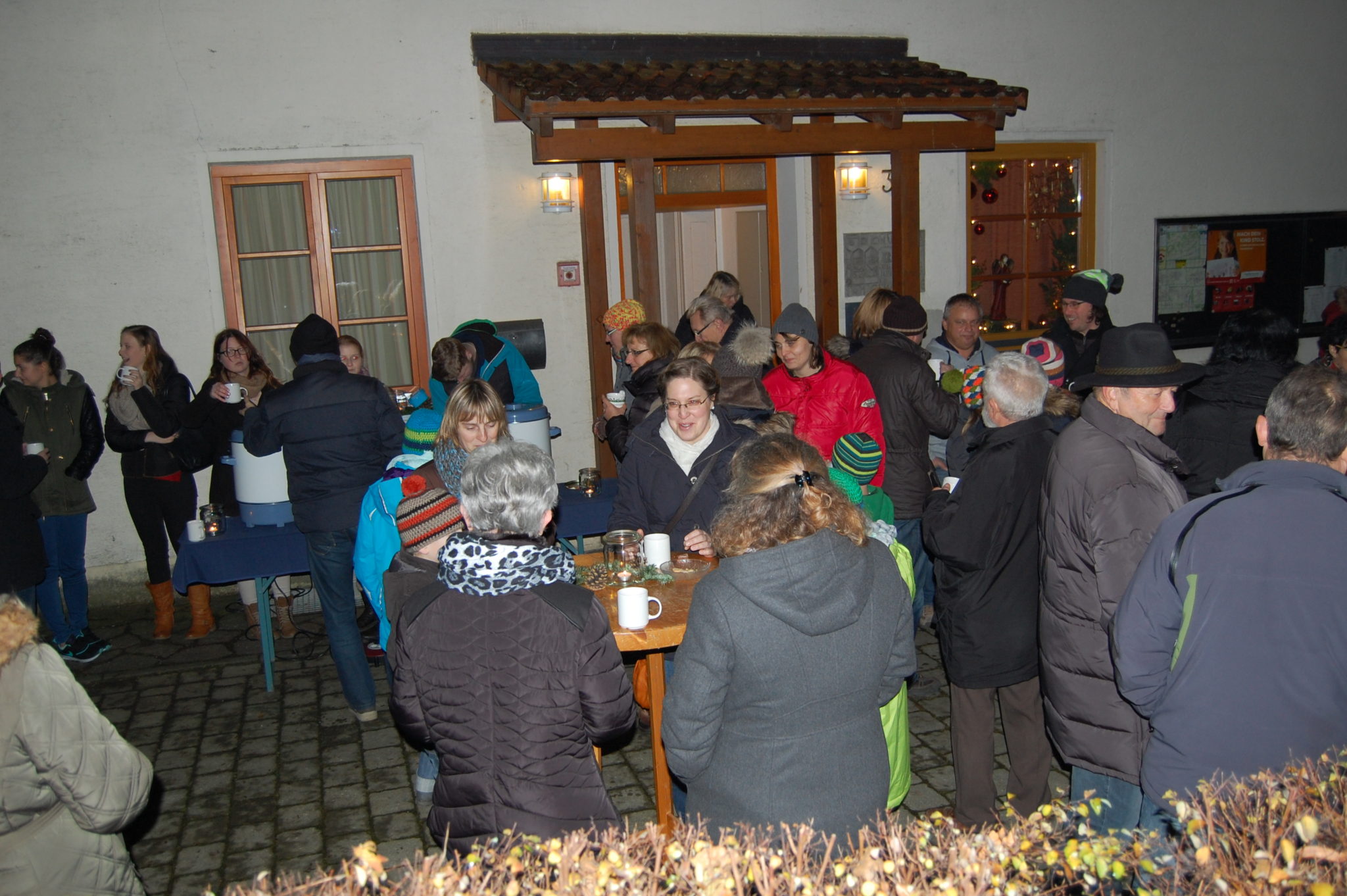 Viele Besucher waren dabei, als sich das Adventsfenster öffnete