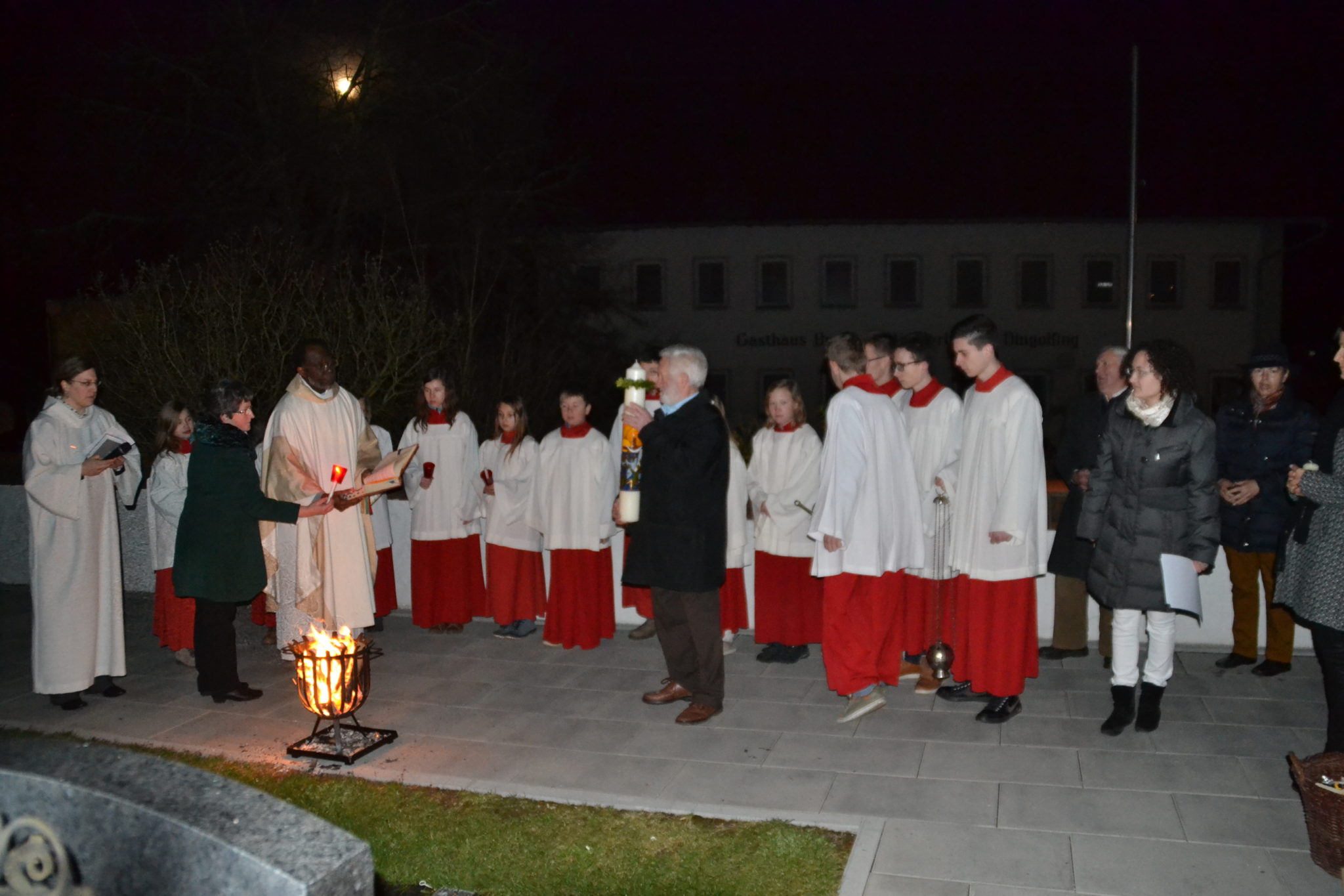 Weihe des Osterfeuers vor Tagesanbruch