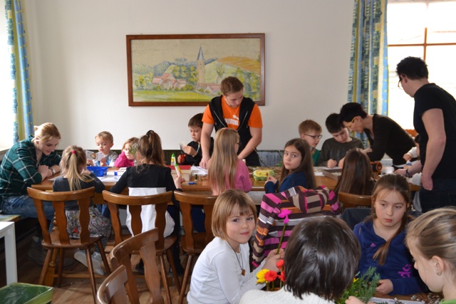 Kinder_bastelten_Palmbuschen