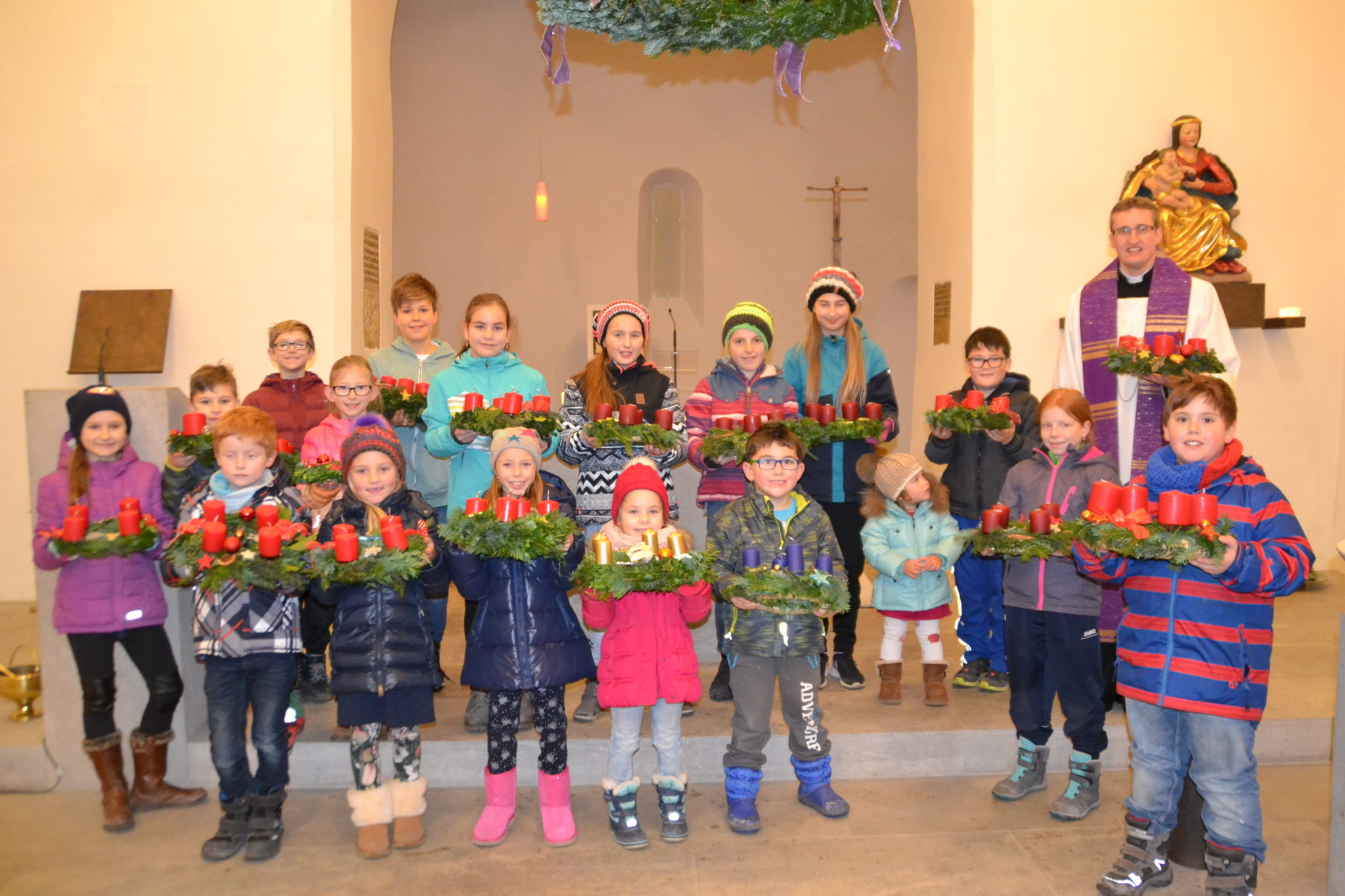 Die von den Kindern gebunden Kränze wurden gesegnet