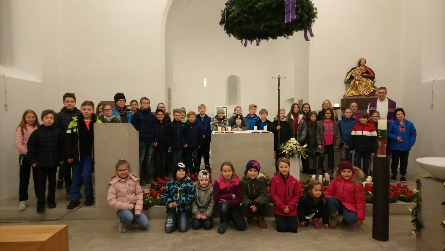 Die Adventskränze wurden bei einer Andacht im Anschluss an den Bastelnachmittag gesegnet