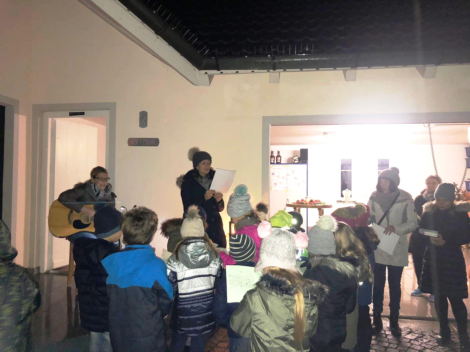 In der Pfarrgemeinde Ottering findet der traditionelle lebendige Adventskalender in der Vorweihnachtszeit statt