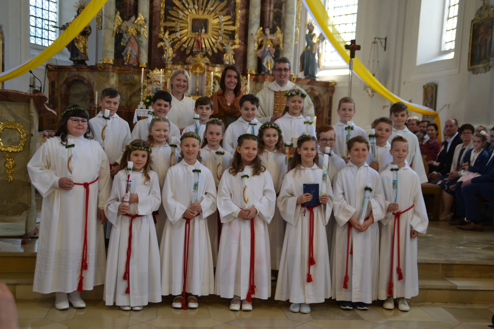 Die stolzen Kommunionkinder mit Pfarrer Josef Hausner, Pastoralreferentin Melanie Höppler und der Klassenleiterin der GS Moosthenning Verena Kainz
